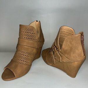 NWOT Report women’s ankle wedge booties